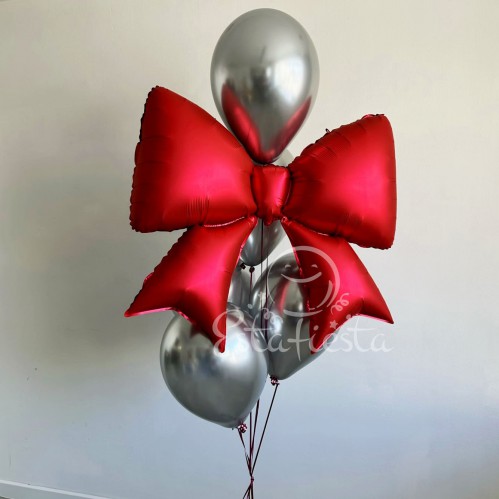 Связка серебряных воздушных шаров с красным бантом