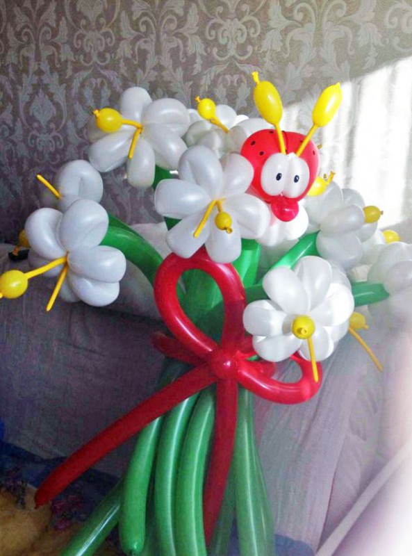 Букет ромашек с божьей коровкой