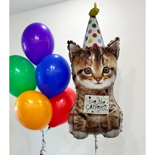 Фольгированный шар котёнка в колпаке и связка из разноцветных гелиевых шаров