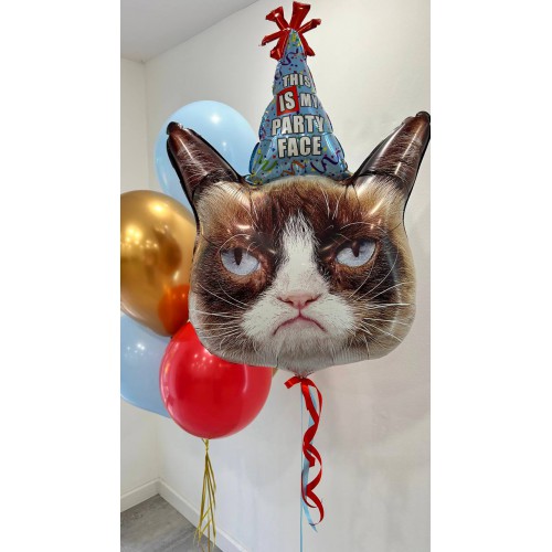 Фольгированная голова недовольного кота и связка из гелиевых  шаров