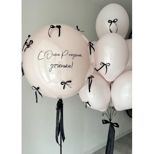 Большой шар с индивидуальной надписью и бантиками и фонтан из шаров с бантиками