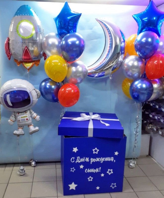 Оформление шарами в стиле космос с коробкой космонавтом и ракетой