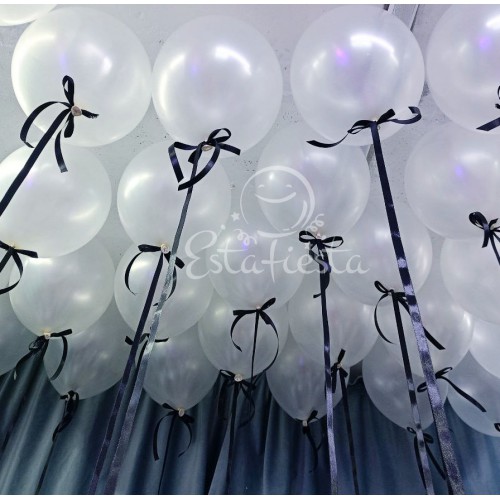 Белые перламутровые шары на черных атласных лентах с бантиками