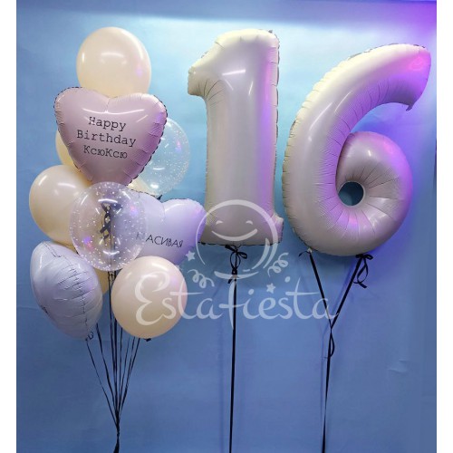 Набор из кремовых и белых шаров на черных лентах с цифрами