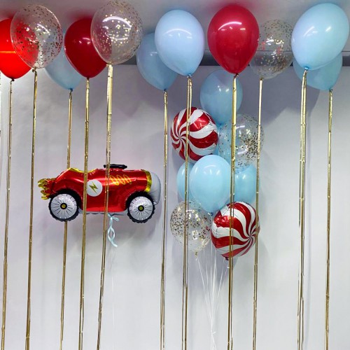 Оформление шарами с ретро-машинкой из красных и голубых шаров