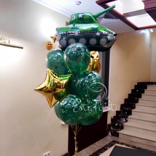 Фонтан с танком камуфляжными шарами и золотыми звездами