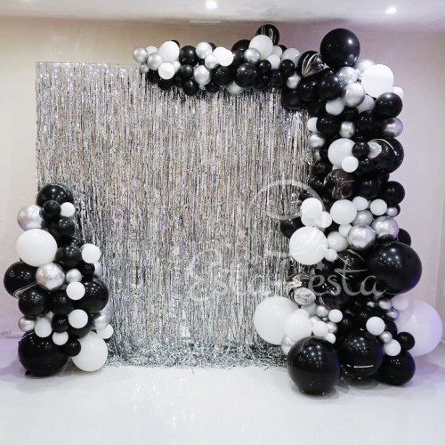 Серебряно-черная фотозона из шаров с дождиком