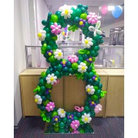 Плетенная цифра 8 из зеленых шариков с ромашками
