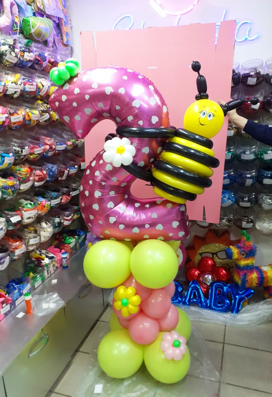 Композиция с цифрой и пчелкой
