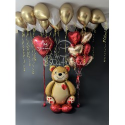 Большой фольгированный медведь с сердцами и бело-золотыми шарами