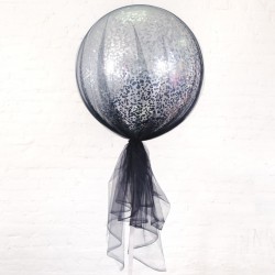 Большой шар с серебряными квадратными конфетти в чёрном фатине 