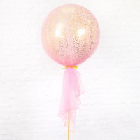 Латексный шар большой с золотыми квадратными конфетти в розовом фатине 