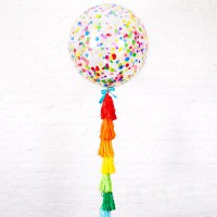 Большой шар с крупными разноцветными конфетти на радужной гирлянде тассел
