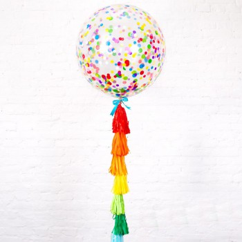 Большой шар с крупными разноцветными конфетти на радужной гирлянде тассел