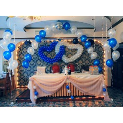 Сине-белое оформление свадебного зала с двойным сердцем из шаров