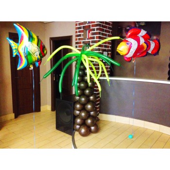 Пальма из шаров и фольгированные рыбки с гелием