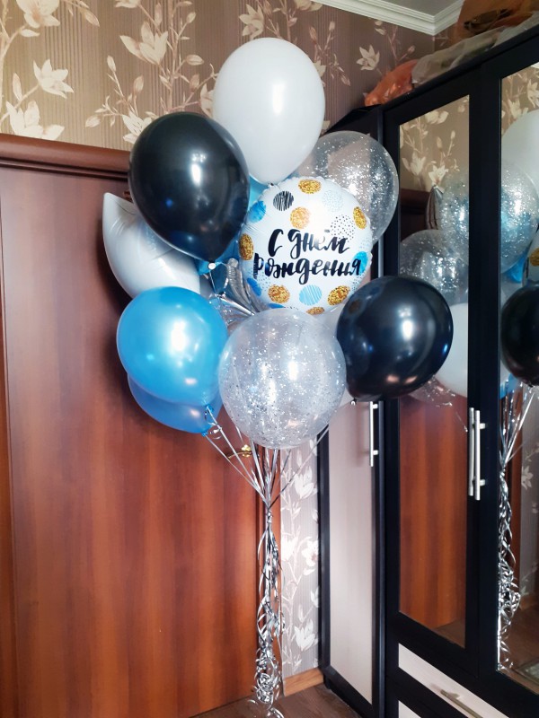 Облако белых, чёрных и голубых шаров с фольгированным шаром "С днём рождения" 