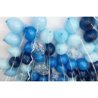 Тёмно-синие, синие и голубые шарики с шарами с крупным серебряным конфетти под потолок