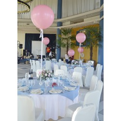 Нежно-розовые большие шары для оформления банкетных столов