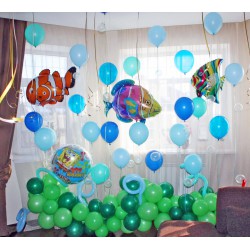 Оформление зала: водоросли, пузырьки и фольгированные рыбки с гелием