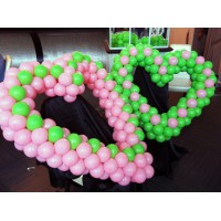 Сердца плетённые из розовых и зелёных воздушных шаров
