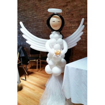 Фигурка ангела из белых воздушных шаров на Крестины