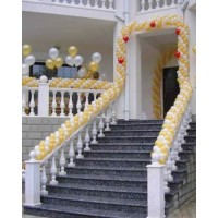 Бело-золотая гирлянда из шаров для оформления лестницы