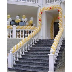 Бело-золотая гирлянда из шаров для оформления лестницы