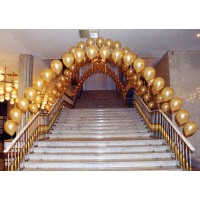 Гелиевая арка из золотых шаров на оформление лестницы
