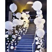 Большой белый  светящий шар на гирлянде из шаров для оформления лестницы