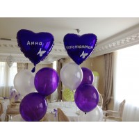 Бело-фиолетовые фонтаны с фольгированными именными сердцами