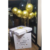 Коробка-сюрприз с черными и золотыми хромовыми шарами с надписью