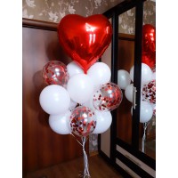 Фонтан из белых воздушных шаров с большим красным сердцем