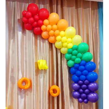 Плоская радуга из воздушных шариков