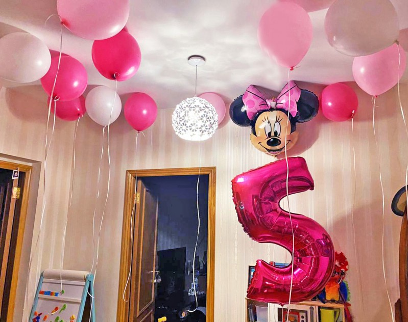 Композиция из шаров с Минни Маус на 5 лет цвета фуксии