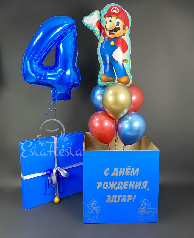 Синяя коробка с надписью с днем рождения с фольгированной цифрой и фонтаном из разноцветных хромовых шаров с фольгированной фигуркой