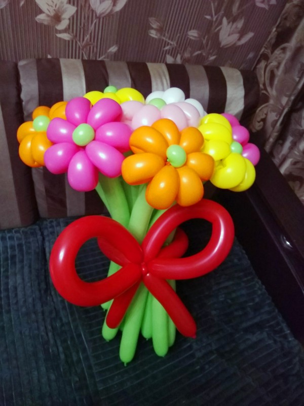 Букет из 9 разноцветных ромашек
