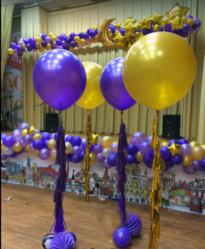 Большие фиолетовые и золотые шары на гирлянде тассел