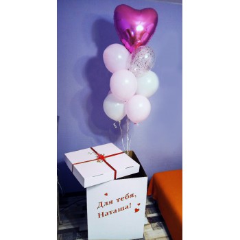 Коробка с шарами и с ярко-розовым сердцем