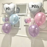 Нежные фонтаны из 4 шаров с шариками в пастельных тонах и белыми фольгированными сердцами Mr и Mrs