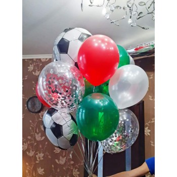 Красно-зеленая связка с фольгированными кругами в виде футбольных мячей