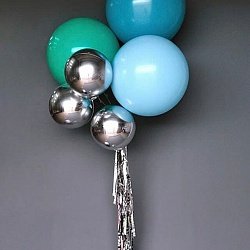 Фонтан из сине-зеленых больших шаров и серебристых фольгированных сфер на гирлянде из дождика