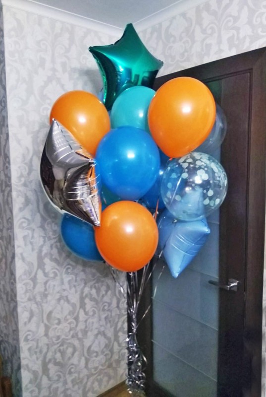 Гелиевый фонтан с фольгированными звездами и шарами в оранжевых, сине-голубых и серебристых тонах 