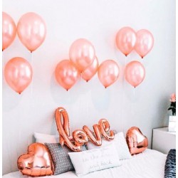 Фотозона с фольгированными сердцами и надписью "love" в цвете розовое золото