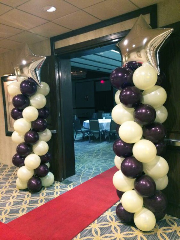Стойки-гирлянды со сливово-белыми шарами и звездой на входную группу