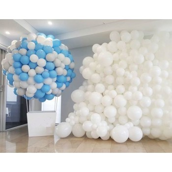 Фотозона панно из белых шаров и большой шар из бело-голубых шаров с белой корзиной
