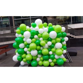 Фотозона бело-зеленое панно из шаров