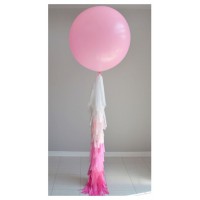 Нежно-розовый большой шар на гирлянде тассел