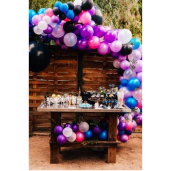 Разнокалиберная гирлянда с большими шарами в черно-белых, сине-голубых и розово-сиреневых тонах Разнокалиберная гирлянда с большими шарами в черно-белых, сине-голубых и розово-сиреневых тонах