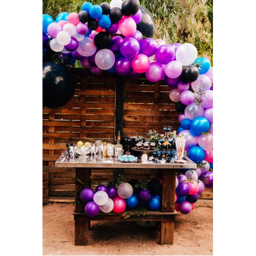 Разнокалиберная гирлянда с большими шарами в черно-белых, сине-голубых и розово-сиреневых тонах